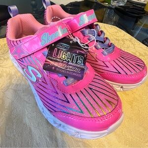 BRAND NEW SKECHERS 🩷